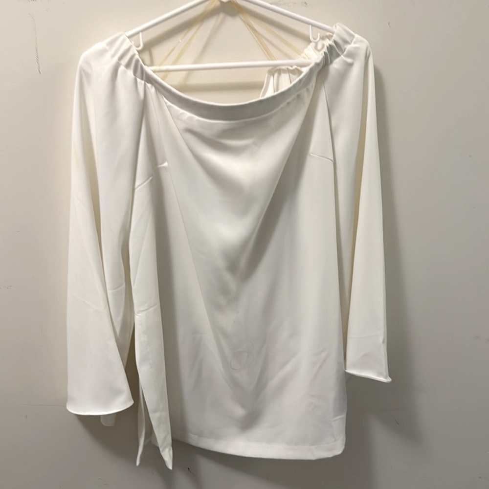Beautiful Do + Be White off shoulder wide sleeve in Med 💕